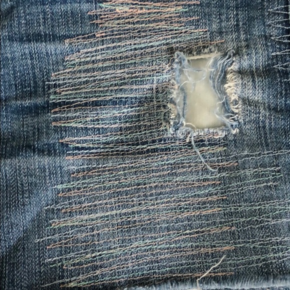 7 For All Mankind cutoffs w/thread detail. Sz.28 - Picture 3 of 8